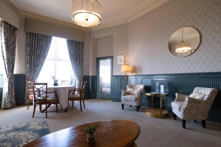 Cove & Hotel Mullion