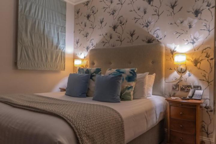 Cove & Hotel Mullion